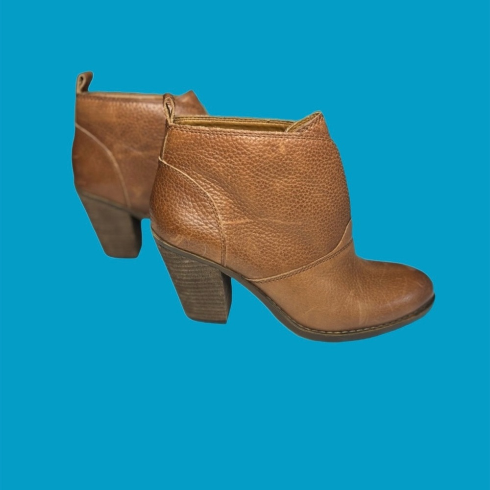 Women's Ehllen Booties Size: 7M/37